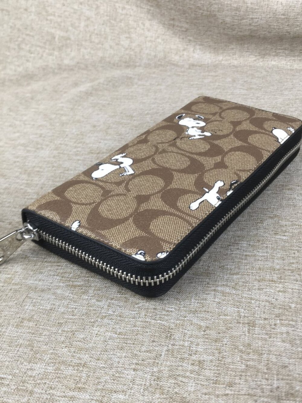 Coach x Peanuts Snoopy Wristlet Wallet - Picture 6 of 9